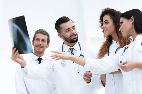 Groep van gezondheidswerkers, patiënten x-ray film kijken — Stockfoto