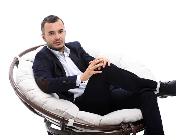 Молодий бізнесмен сидить у зручному кріслі — стокове фото