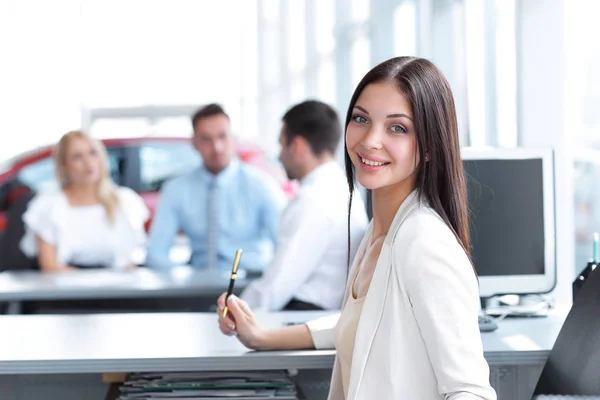 Portrait de jeune femme d'affaires assise au bureau — Photo