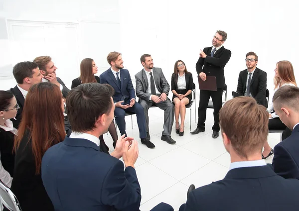 Coach pose des questions aux participants de la formation . — Photo