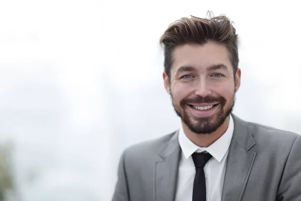Boldog fiatal férfi öltöny látszó-on fényképezőgép-toothy mosollyal — Stock Fotó