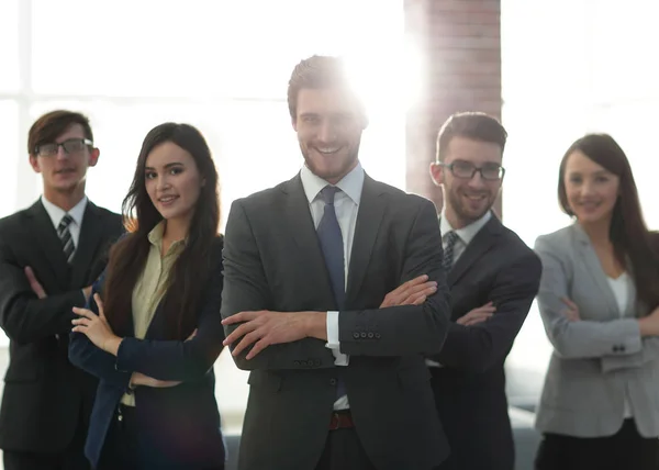 Önplanda iş adamı lideri olan bir grup iş adamı — Stok fotoğraf