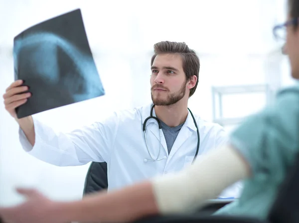 Ортопед, осматривающий рентген пациента — стоковое фото