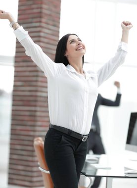 mutlu genç iş kadını bulanık office arka plan üzerinde.