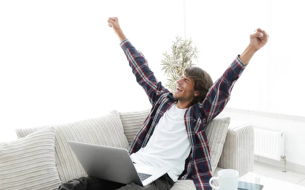 Joven feliz mirando la pantalla del ordenador portátil — Foto de Stock