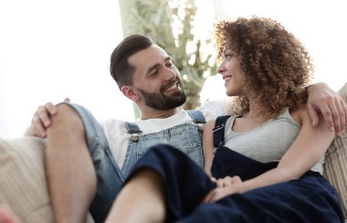 Genç çift kanepede oturan iş elbiseleri