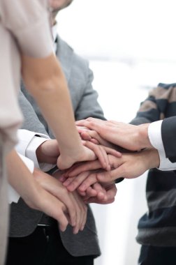 iş arkadaşları ile birlikte yığılmış ellerini