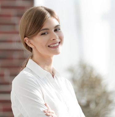 Kendine güvenen genç bir kadının yakın çekimi.