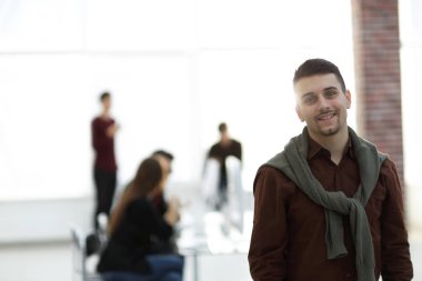 Kendine güvenen genç adam ofis arka planda.