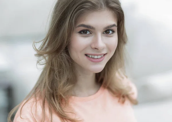 Primer plano retrato de una joven sobre fondo borroso . — Foto de Stock