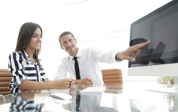 Equipo de negocios discutiendo estadísticas de ventas — Foto de Stock