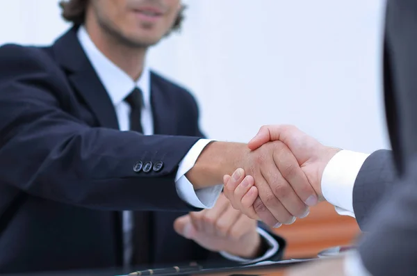 Handshake Manager e o cliente sentado no escritório — Fotografia de Stock