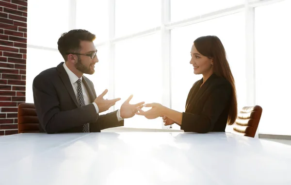 Geschäftsleute im modernen Büro — Stockfoto