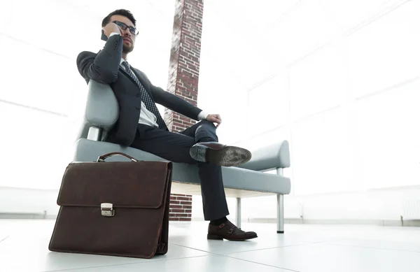 Zakenman holding zijn werkmap in office — Stockfoto