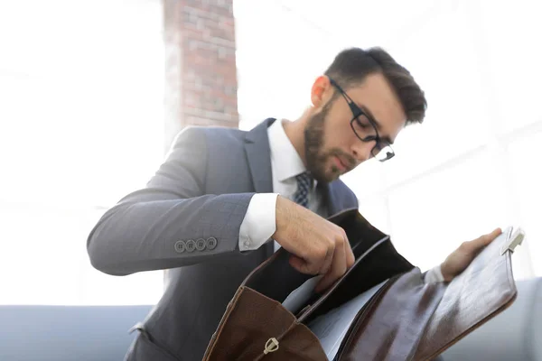 Detalj av en affärsman som håller sin portfölj — Stockfoto