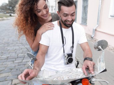 Scooter binmek. Güzel çift sürme scooter birlikte.