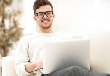 başarılı genç erkek çevirmen laptop evde çalışma.