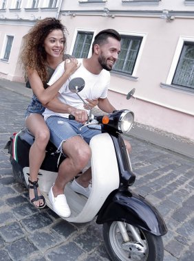 Mutlu çift retro motosiklet sürme tam uzunlukta yan görünüm