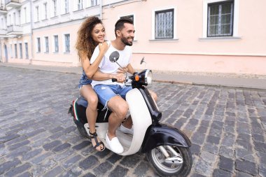 Mutlu çift retro motosiklet sürme tam uzunlukta yan görünüm