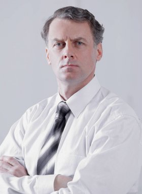 Kendine güvenen ciddi iş adamı.