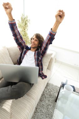 çok mutlu adam evde laptop ile çalışma.