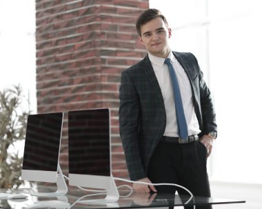 işadamı yeni ofisinde