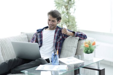 mutlu adam evden dizüstü bilgisayar ile çalışma. freelancing kavramı.