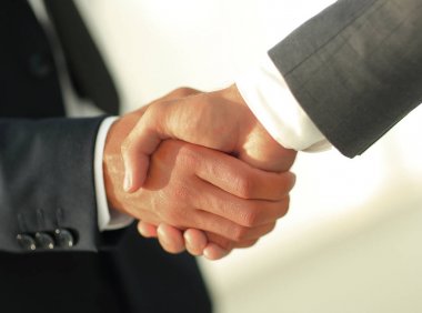 İş adamları el sıkışıyor. İş konsepti
