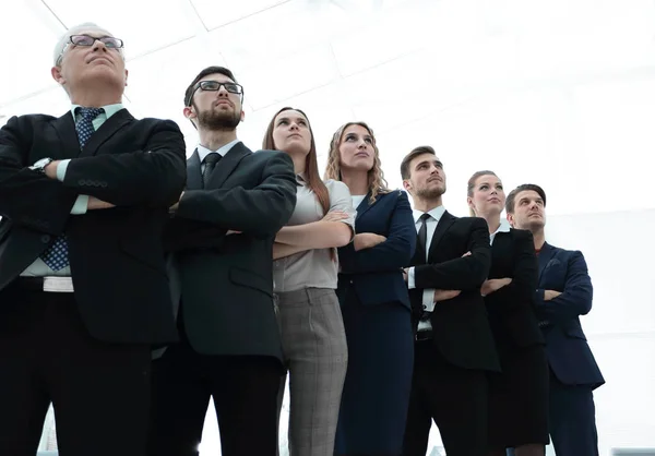 Κάτω όψη. επιτυχημένη επιχειρηματική ομάδα στέκεται μαζί — Φωτογραφία Αρχείου