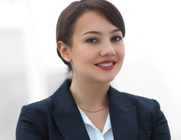 Exitosa joven mujer de negocios en el fondo de la oficina . —  Fotos de Stock