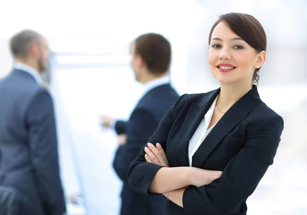 Erfolgreiche Managerin im Hintergrund des Büros — Stockfoto