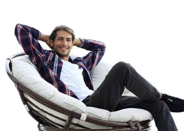 Крупным планом. успешный парень, сидящий в большом круглом удобном кресле — стоковое фото