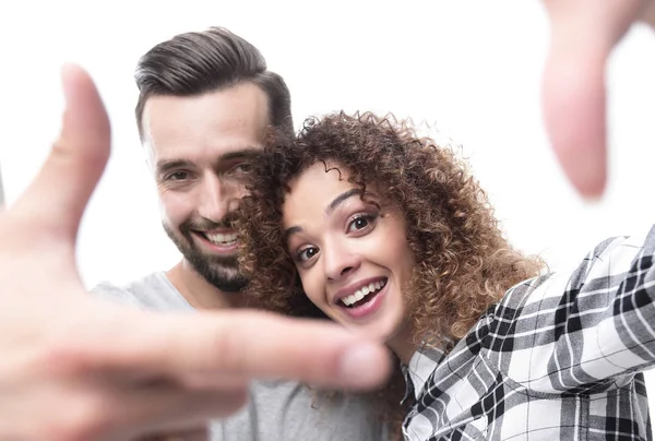 Recién casados miran en el marco de los dedos . — Foto de Stock