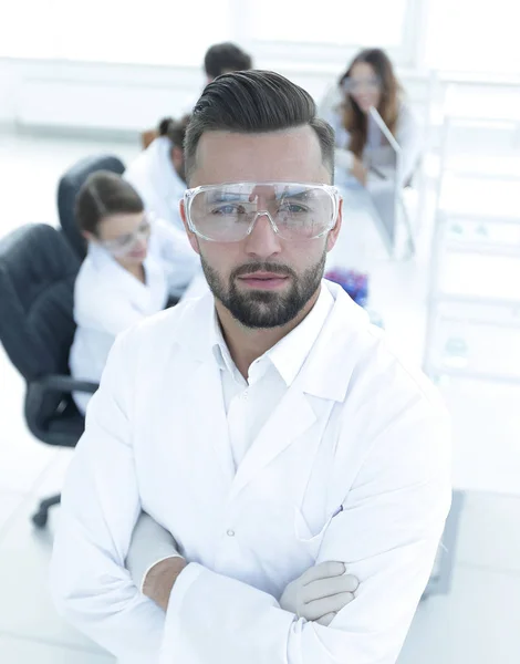 Vetenskapsman mikrobiolog i laboratoriet bakgrunden. — Stockfoto