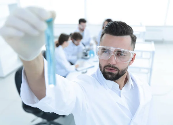 Bilden är suddig. ung forskare hålla tuben med reagenser — Stockfoto