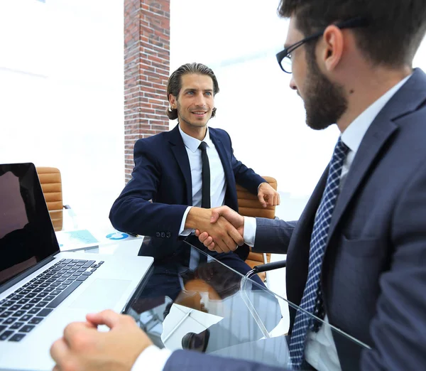 Närbild. Business-handskakningen på ett kontor. — Stockfoto