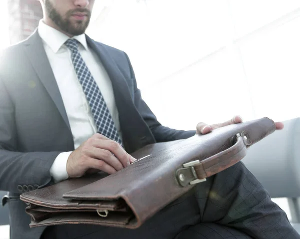 Hombres de negocios de la mano con suitecase en una oficina moderna — Foto de Stock