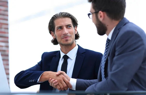 Colleghi fiduciosi stretta di mano in ufficio — Foto Stock