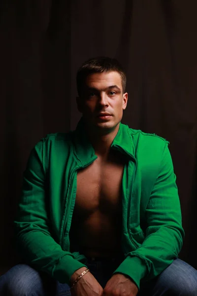 Närbild .stylish killen i gröna tröjan. — Stockfoto
