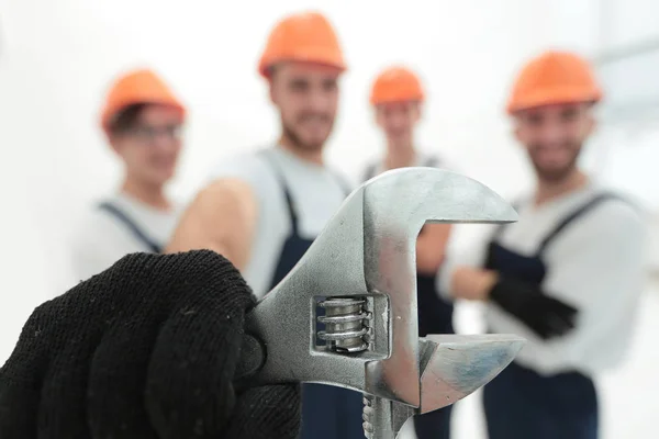 Nahaufnahme. der Schraubenschlüssel in den Händen der Bauarbeiter — Stockfoto