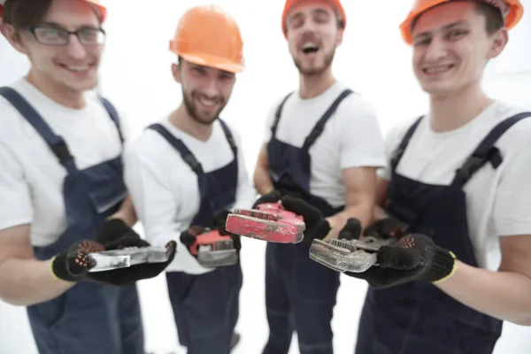 Imagem de um grupo de construtores com chaves de gás — Fotografia de Stock