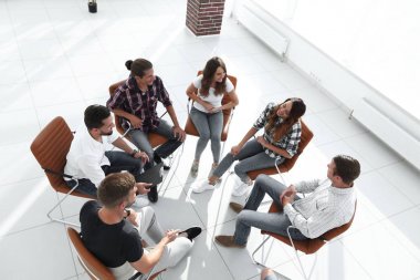 Bir grup çalışan takım oluşturma konusunda bir ders veriyor.