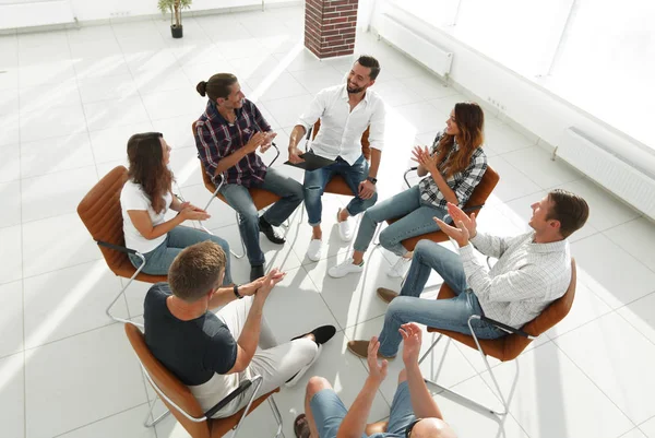 Equipo creativo celebra una reunión en el vestíbulo — Foto de Stock