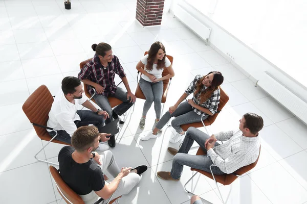 Grupo de empleados una lección sobre team building — Foto de Stock