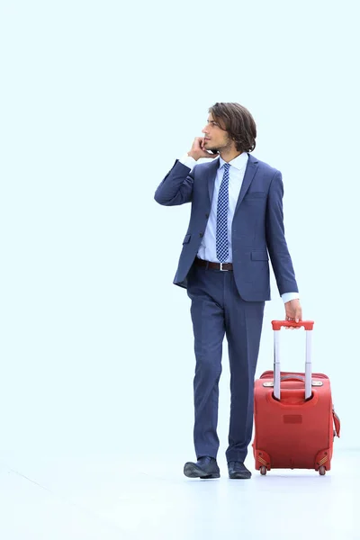 Uomo d'affari di successo con bagagli parlare al telefono . — Foto Stock