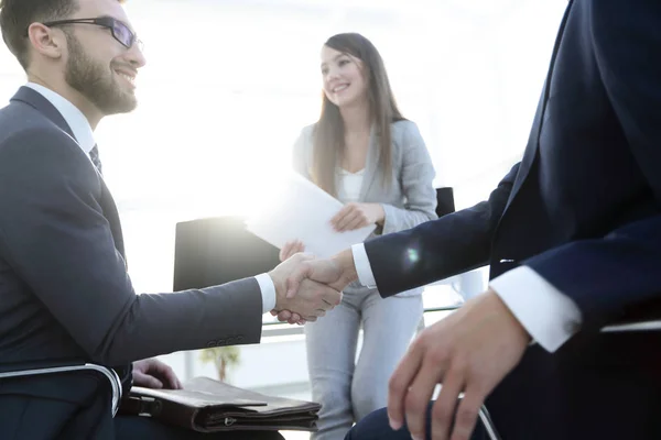 Apretón de manos de negocios en una oficina . — Foto de Stock