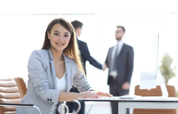 Mujer de negocios exitosa en el fondo de la oficina . — Foto de Stock