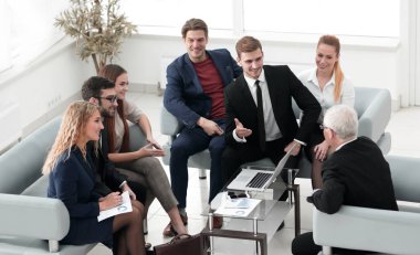 iş ortakları iş takım huzurunda pazarlık.