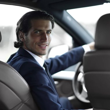 Adam direksiyonda oturuyor.