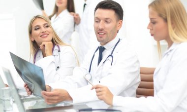 tıbbi işçilerin birlikte hastanede çalışan grup